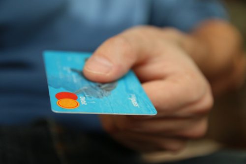 Różnice między kartą debetową i kredytową