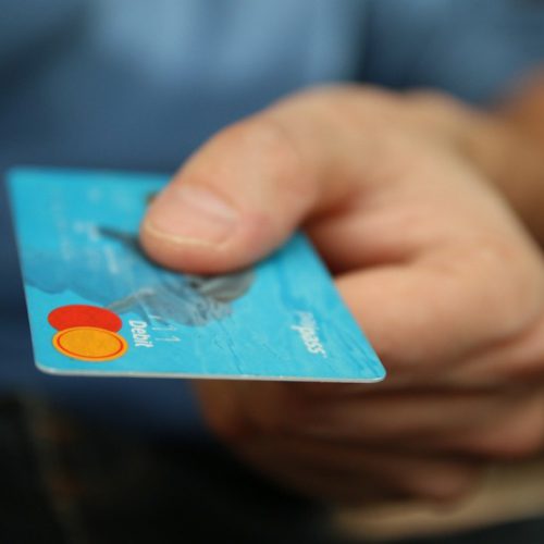 Różnice między kartą debetową i kredytową